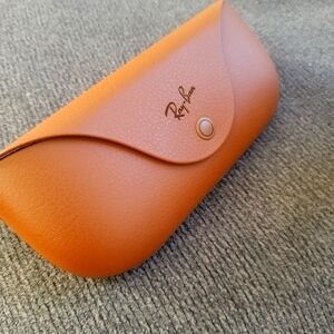 Just  say "Hey Meta"Ask questions on the go, translate languages in real time!